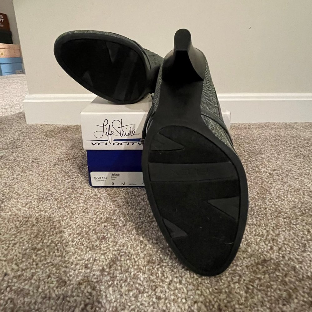 Mary Janes by Life Stride - size 9M - Picture 2 of 2